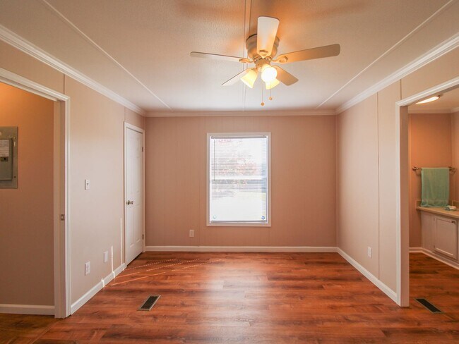 Building Photo - Recently Updated Manufactured Home!