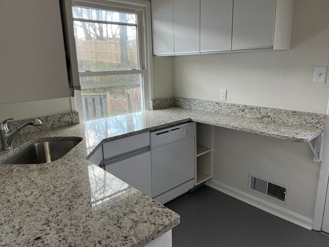 Building Photo - Lovely Split Level Close to Walter Reed, N...