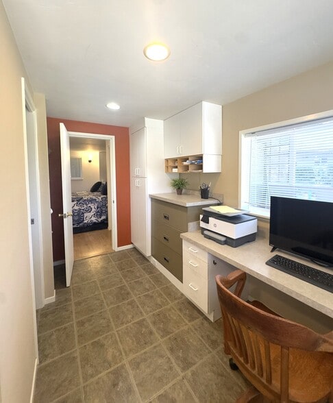 Building Photo - 800 Lincoln Ave