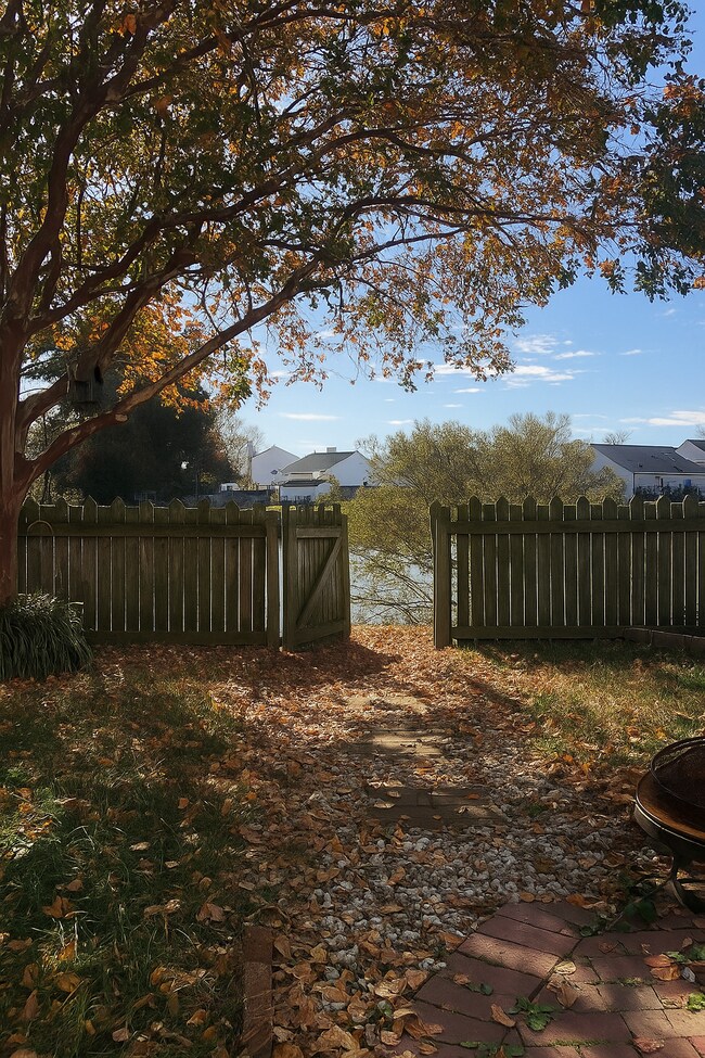 Building Photo - 713 Goodard Dr