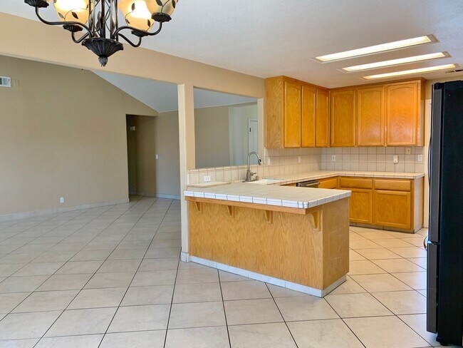 Building Photo - 4 Bedroom Home in Hollister