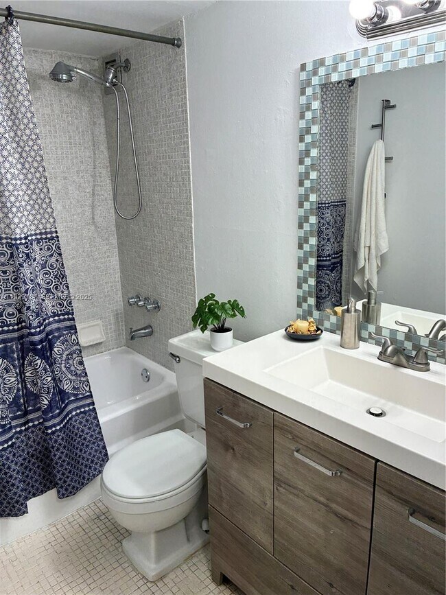 Building Photo - 2000 NE 135th St