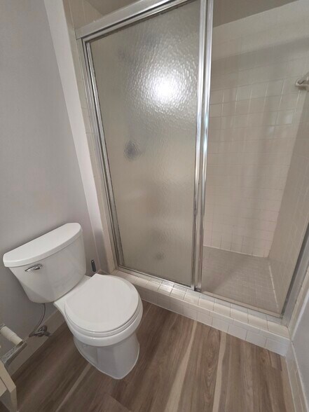 Master bedroom bathroom - 2222 N Cypress Bend Dr