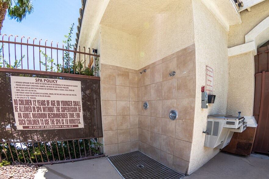 Building Photo - 5855 Valley Dr