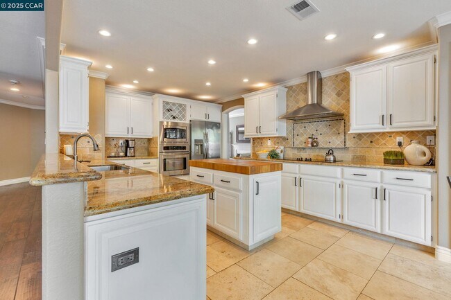 Building Photo - 668 Sun Tree Ct