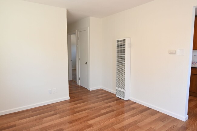 Building Photo - 2/1 - Central Redwood City Location - Hwy ...