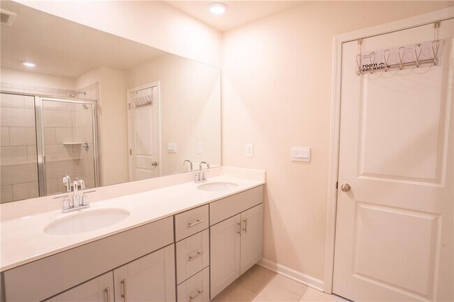 Building Photo - 1060 Sunny Lk Dr