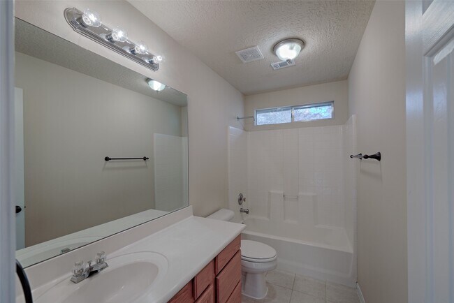 Building Photo - 1815 Tickner St