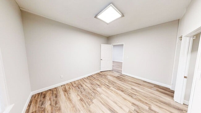 Building Photo - 2 BEDROOMS, 2 FULL BATHROOMS + 1 FREE Off-Street parking spot SPACIOUS single family house availa...