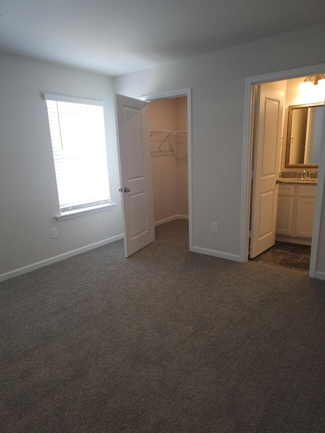 Building Photo - 102 Lowland Dr