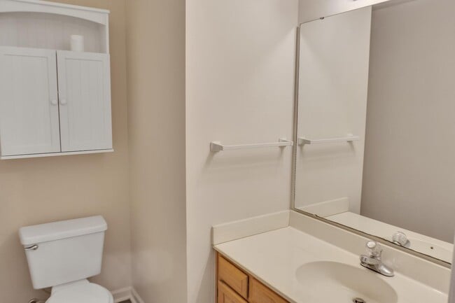Building Photo - 207 Essex Dr