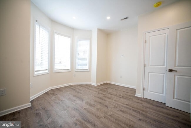 Building Photo - 2049 Snyder Ave