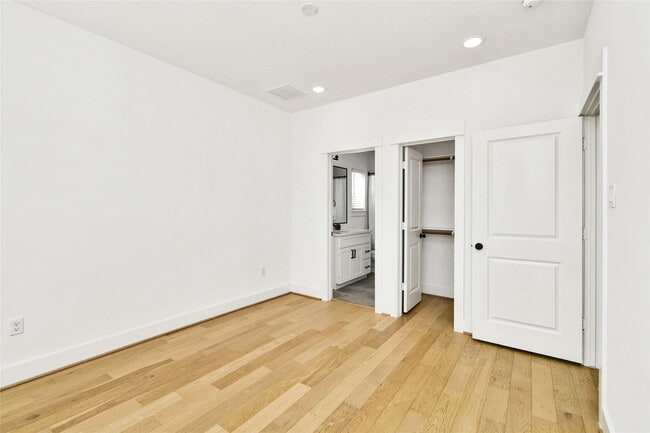 Building Photo - 208 N York St