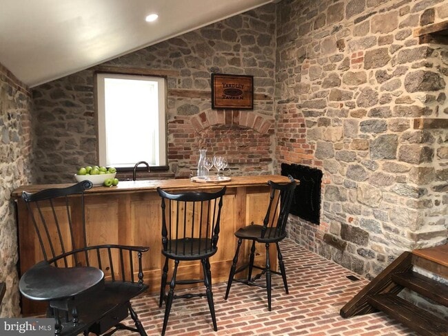 Building Photo - 857 River Rd