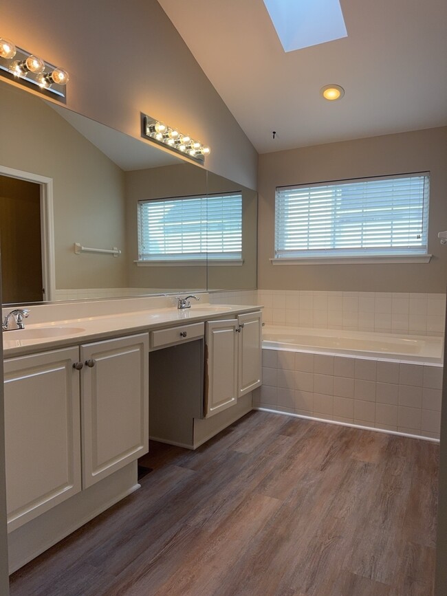 Building Photo - 552 Fairfax Ln
