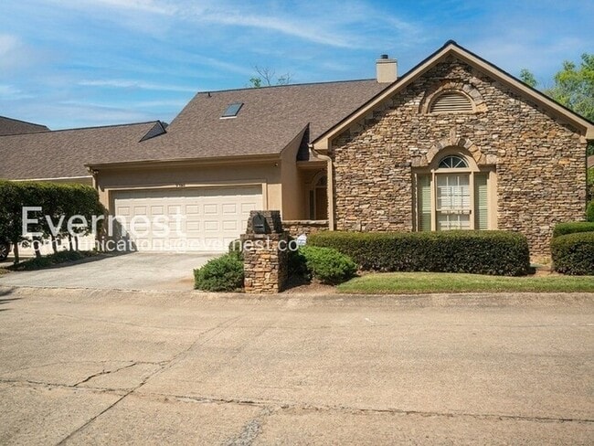 Building Photo - 4580 Village Dr
