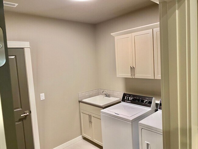 Building Photo - 61357 SE Matthew St