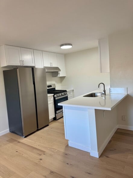 Brand new kitchen appliances - 4633 Marine Ave