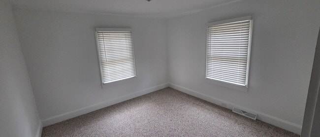 Building Photo - Cute little ranch with screened porch