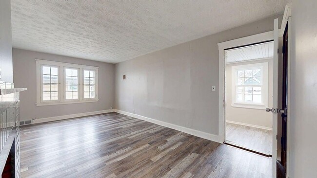 Building Photo - 2121 W 105th St