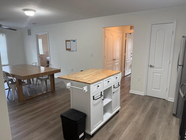 Building Photo - 3 Bed / 3 Bath Condo with Amenities on the 1ST Floor!