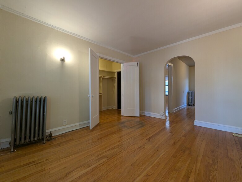 Building Photo - 2122 W Ainslie St