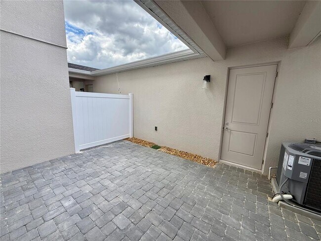 Building Photo - 1859 Pinecliff Dr
