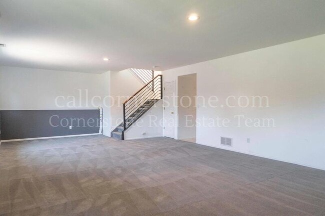 Building Photo - 743 Descendant Dr