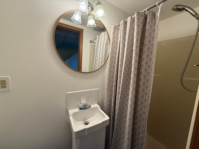 Building Photo - Woods Edge 3-Bedroom Townhome!