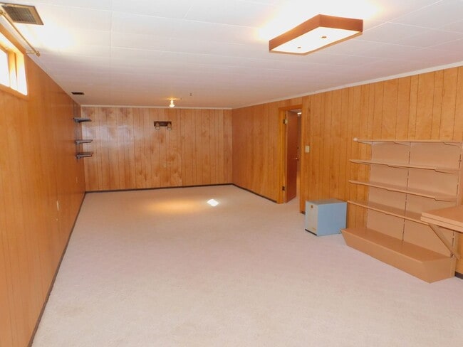 Building Photo - 3 Bedrooms, 2 baths, near schools and shopping