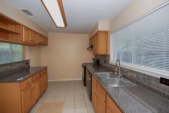 Building Photo - 4843 Beechaven St