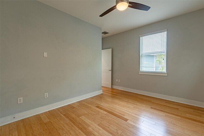 Building Photo - 1003 Valdez St