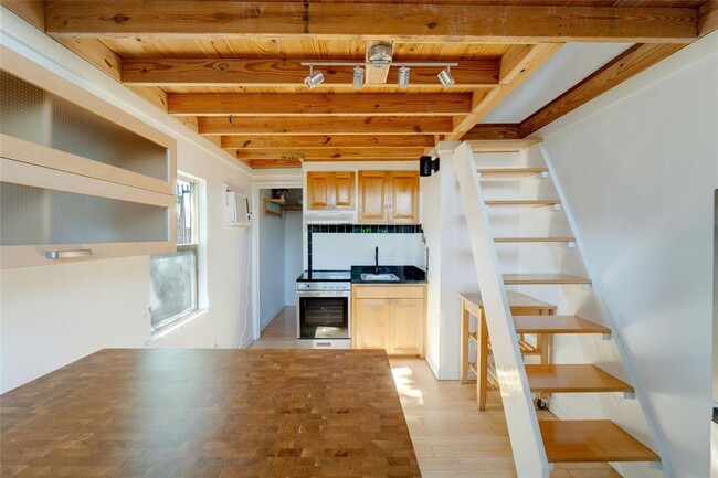Building Photo - 3700 1/2 Kerbey Ln
