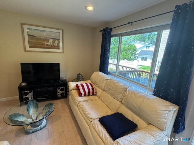 Building Photo - 7 Clearwater Ln