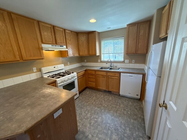 Building Photo - NE 3 Bdrm, 2 Bath, Gas Heat/Fireplace, Newer Carpet & Paint, Corner lot, Fenced Yard, DBL Garage