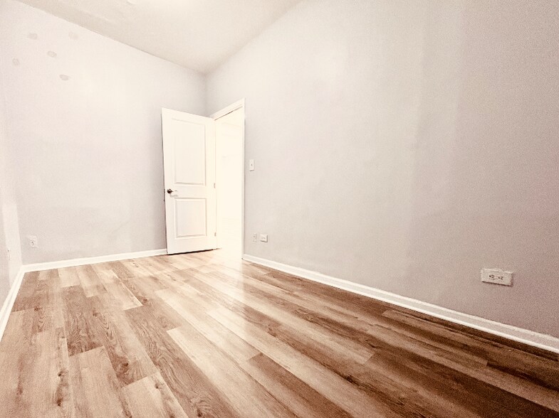 Building Photo - 2657 W North Ave