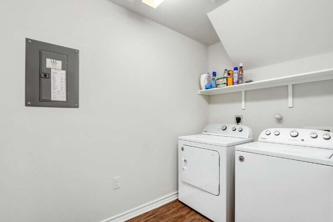 Building Photo - "Spacious 5-Bedroom Sanctuary with 2.5 Bat...