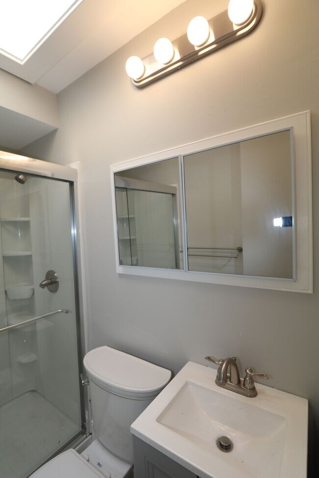 Building Photo - MAIN2220