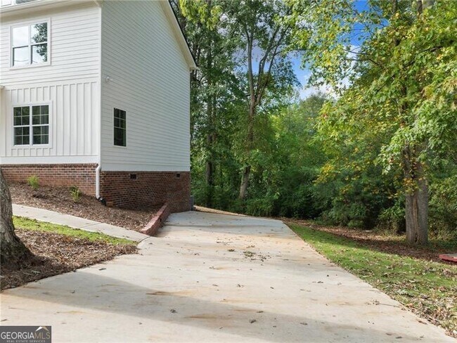 Building Photo - 2438 Shadburn Ferry Dr