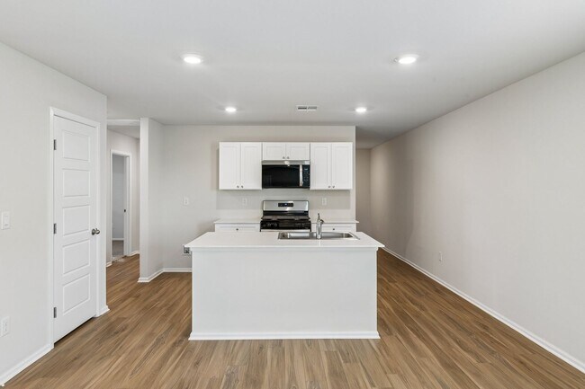 Building Photo - 4 Bed | 2 Bath | 1,572 Sq Ft