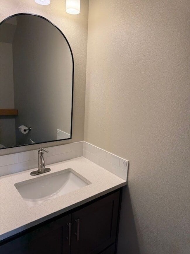 Building Photo - $500 OFF!! Newer South Salem Townhome - 2 ...