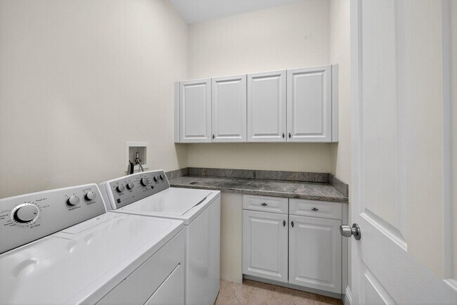 Building Photo - 6072 NW 116th Dr