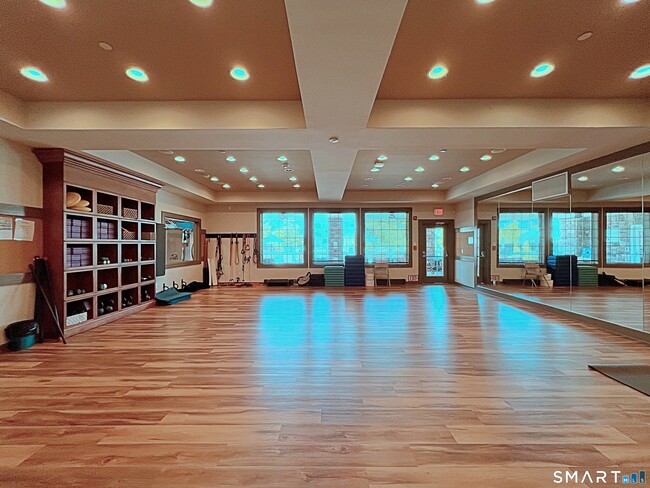 Building Photo - 113 Center Meadow Ln