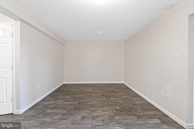 Building Photo - 689 Clearview Ave