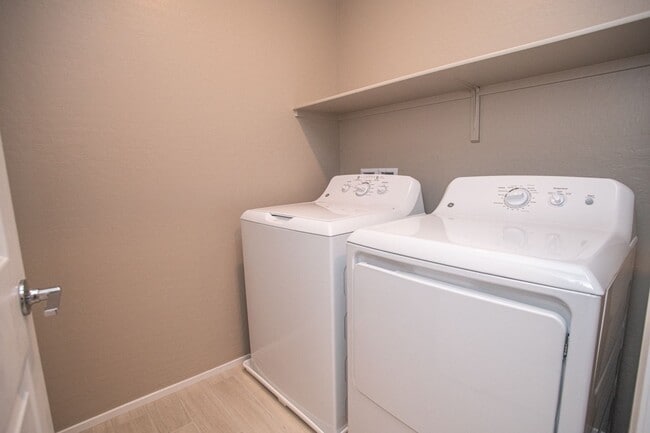 Building Photo - Great Townhome 3/2 in Santa Rosa Community in Summerlin!!!