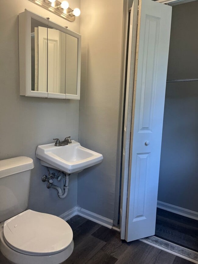 Building Photo - Updated 6bd/3ba w/ Large Backyard in Forest Park!