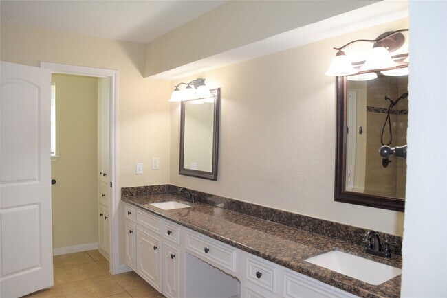 Building Photo - 6207 Northway Dr