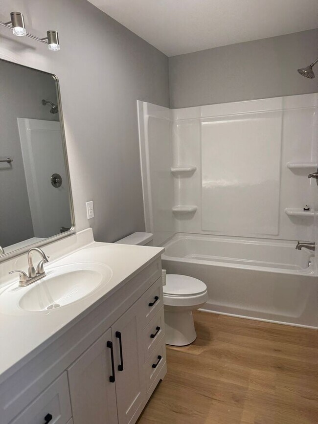 Building Photo - 1 Bedroom 1 Bath Condo Available.