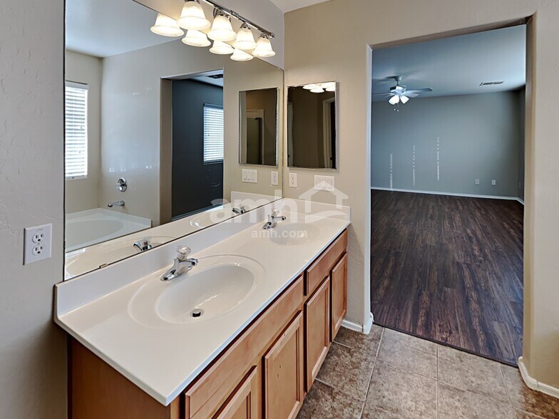 Building Photo - 6911 W Irwin Ave