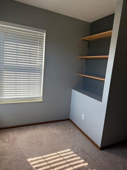 Building Photo - 2443 Wrens Dr S